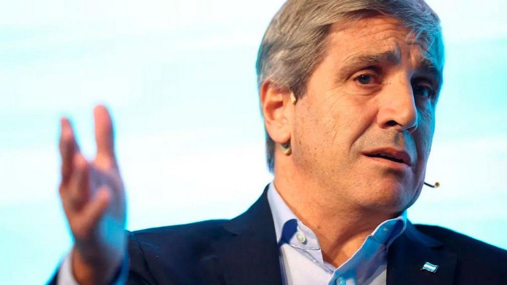 El ministro que ve autos y casas donde hay desempleo: Caputo y su “mundo de fantasía” económica