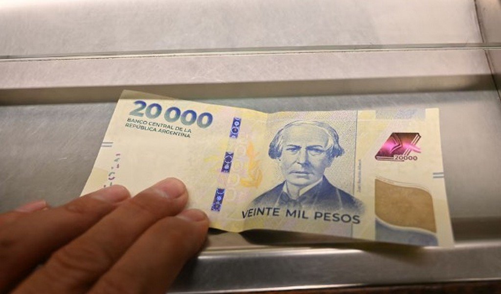 El billete de $20.000 cumple un año en circulación: qué se podía comprar cuando salió y para qué alcanza hoy
