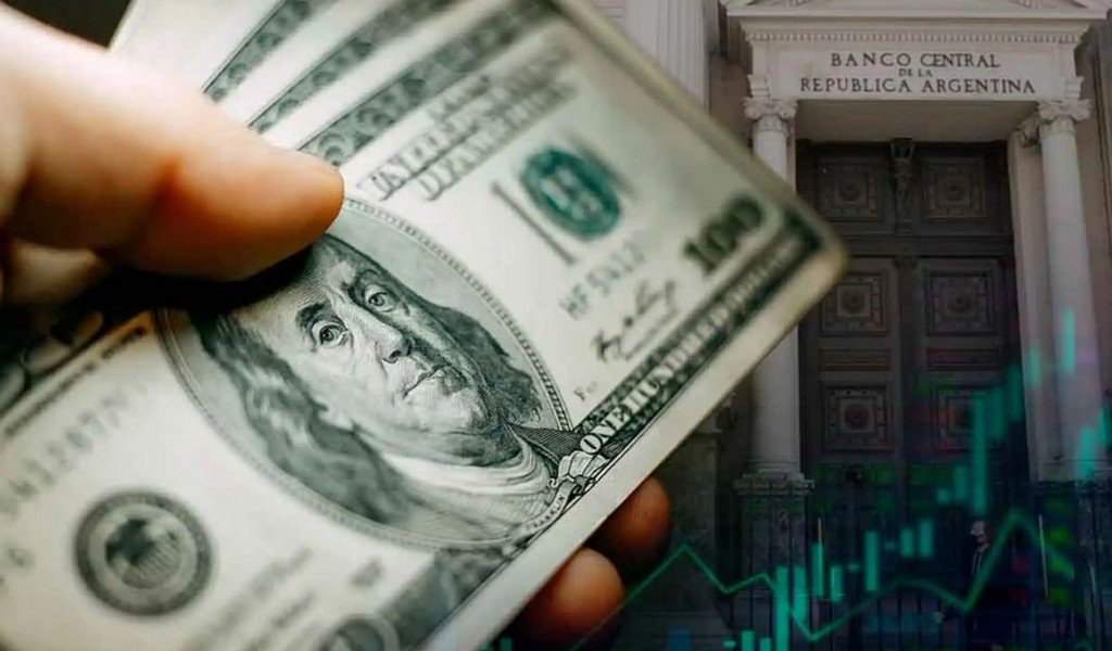 Se acelera la dolarización a días de las elecciones: el BCRA intervino para evitar que supere el techo de la banda